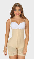 Faja beige colombiana corta senos libres con refuerzo abdominal, encaje siliconado en pierna y 4 niveles de ganchos. Tiras acolchadas y realce natural de glúteos. Envío a México.