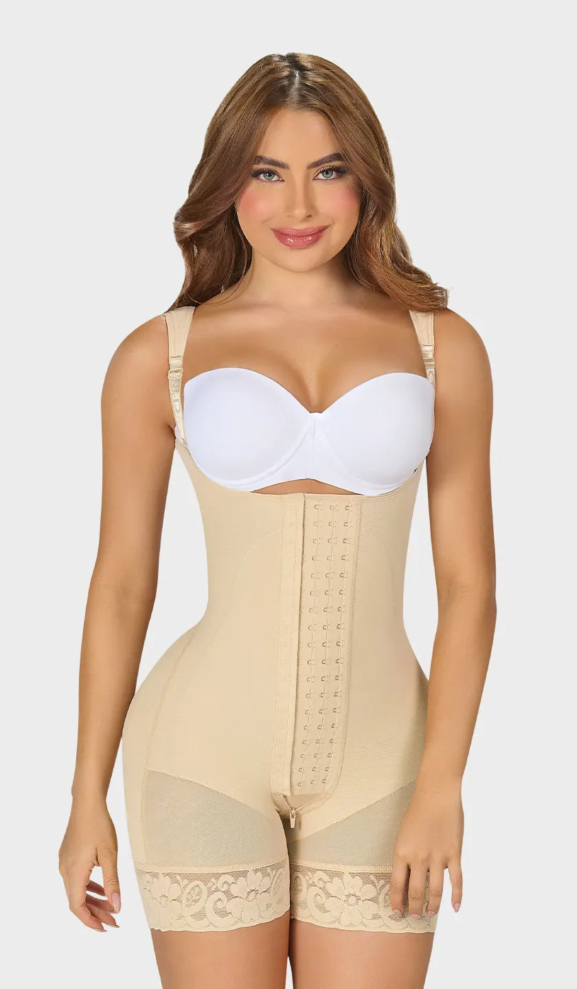 Faja beige colombiana corta senos libres con refuerzo abdominal, encaje siliconado en pierna y 4 niveles de ganchos. Tiras acolchadas y realce natural de glúteos. Envío a México.