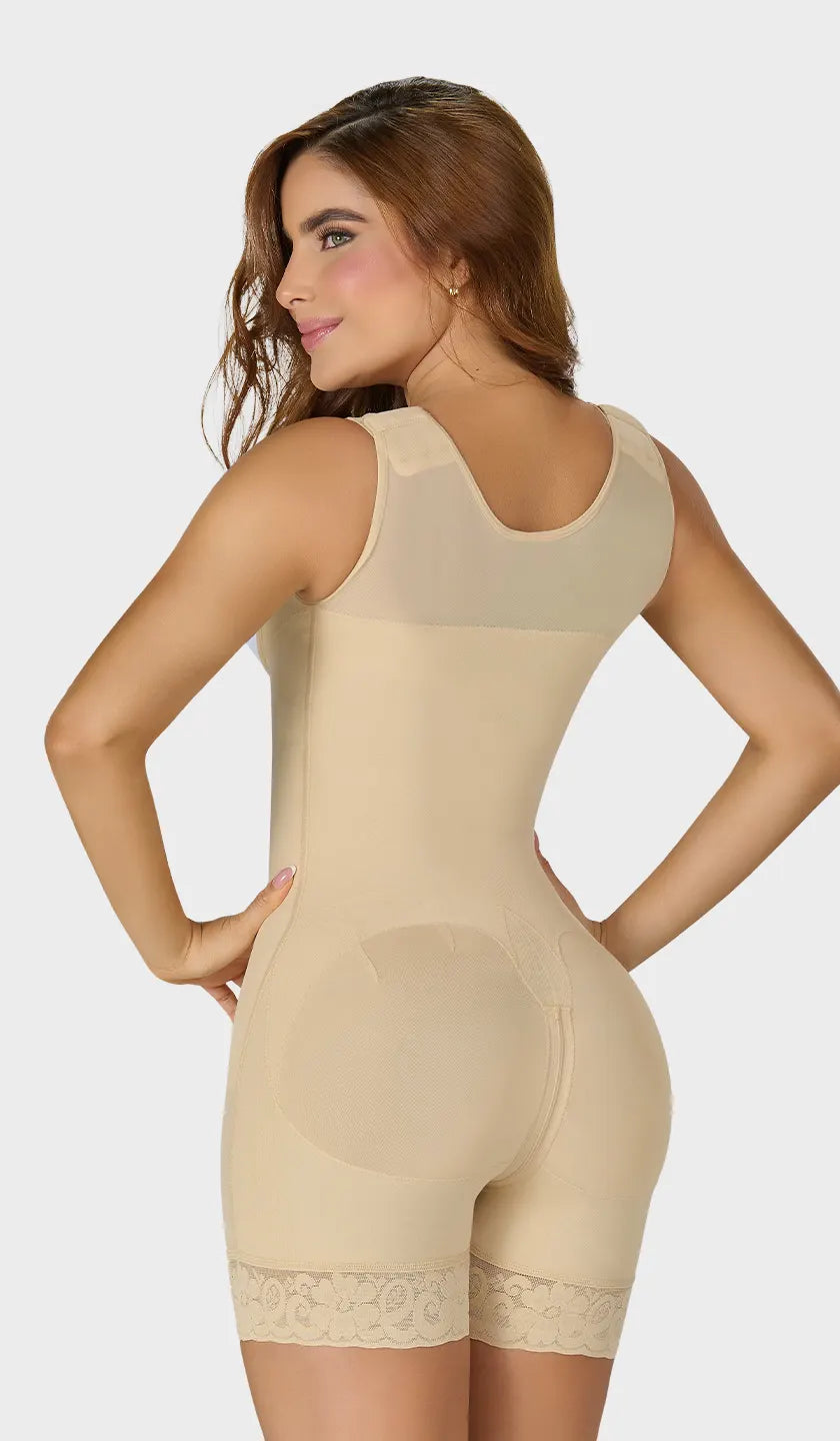 Faja colombiana corta senos libres con tira estabilizadora removible, espalda y axila cubiertas, encaje siliconado en pierna y ganchos en 2 niveles. Realce natural de glúteos. Envío a México.