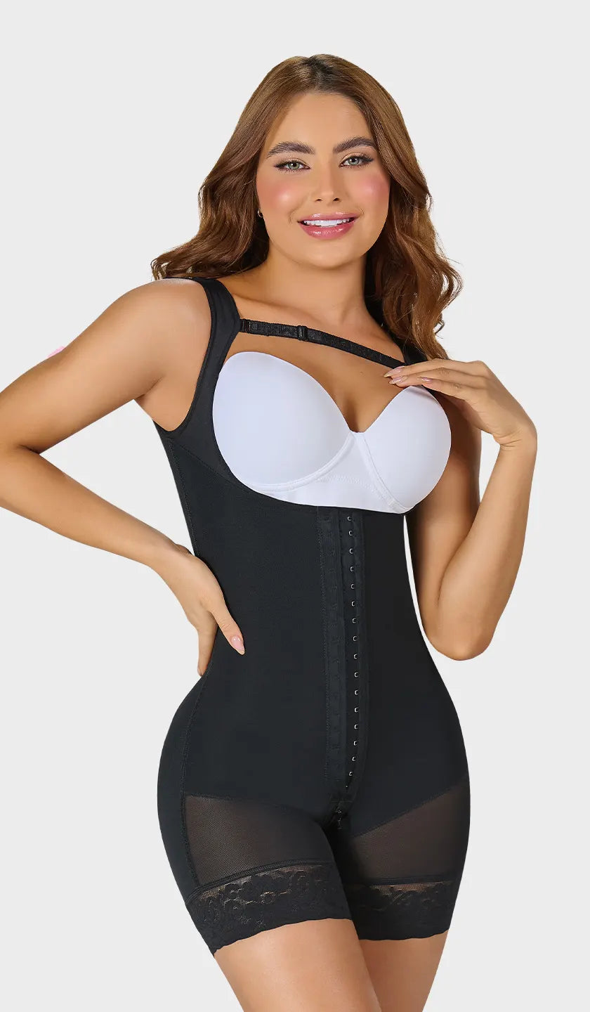 Faja colombiana corta senos libres con tira estabilizadora removible, espalda y axila cubiertas, encaje siliconado en pierna y ganchos en 2 niveles. Realce natural de glúteos. Envío a México.