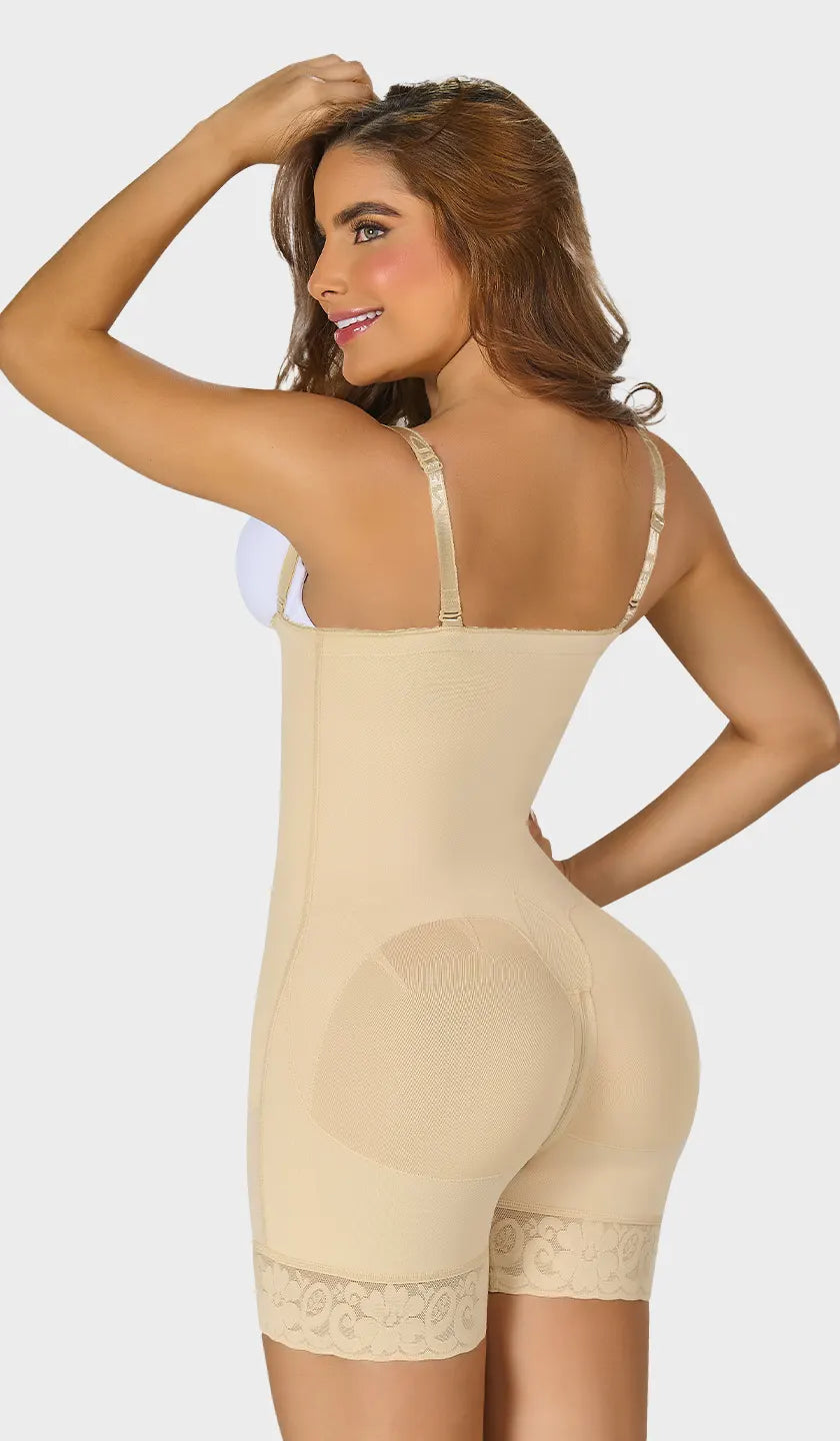 Faja beige moldeadora colombiana corta strapless, tiras removibles, silicón en pierna y 2 niveles de ganchos. Cierre inferior y realce natural de glúteos. Ordena hoy, envío a todo México. 