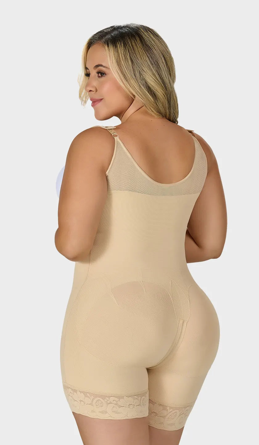 Faja beige colombiana corta, senos libres con hombreras removibles, encaje siliconado en pierna, ganchos en 2 niveles y cierre inferior. Realce natural de glúteos. Envío a México.