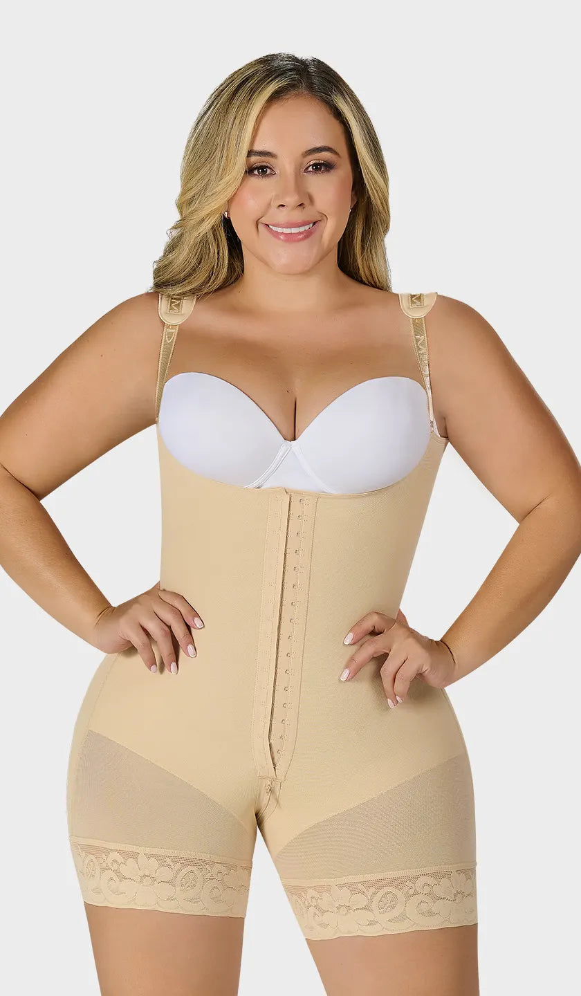 Faja beige colombiana corta, senos libres con hombreras removibles, encaje siliconado en pierna, ganchos en 2 niveles y cierre inferior. Realce natural de glúteos. Envío a México.
