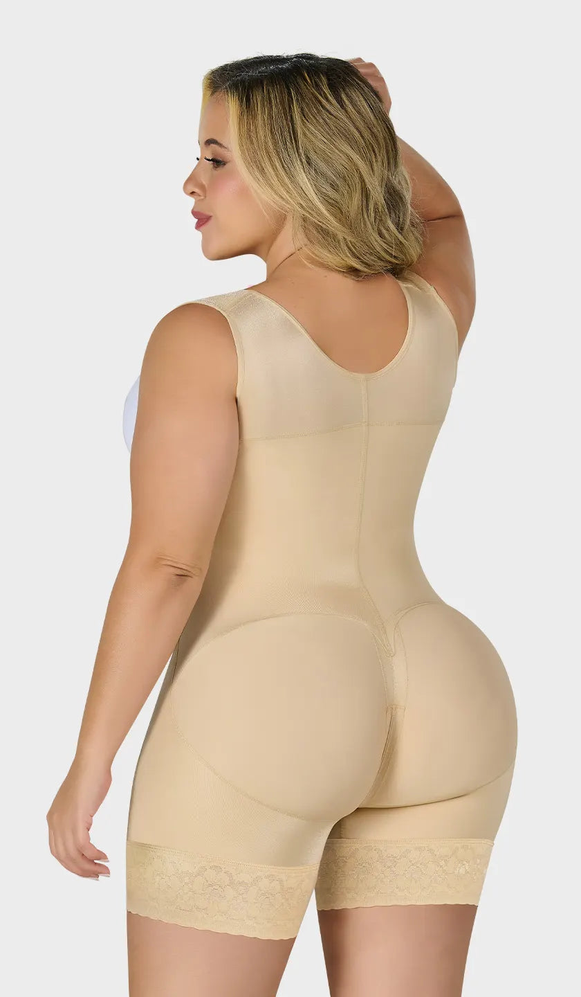 Faja colombiana corta, senos libres con refuerzo abdominal, tiras anchas ajustables, encaje siliconado en pierna y ganchos en 2 niveles. Cierre inferior. Envío a México.