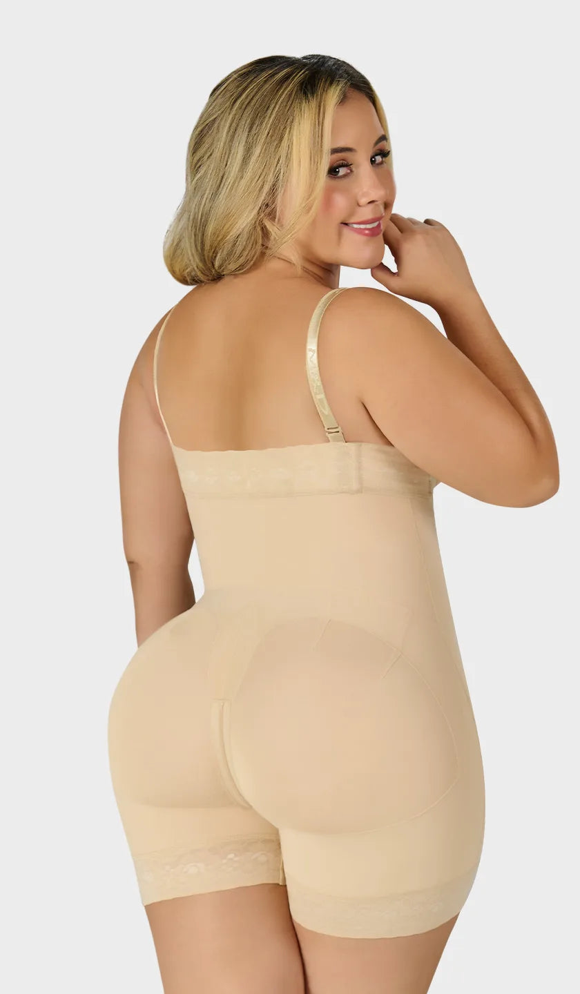 Faja colombiana corta strapless siliconado con tiras removibles, cierre diagonal, refuerzo abdominal y encaje siliconado en pierna. Cierre inferior y realce natural de glúteos. Envío a México.