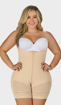Faja beige colombiana corta senos libres con cierre frontal, refuerzo abdominal, encaje siliconado en pierna y hombreras incluidas. Cierre inferior y realce natural de glúteos. Envío a México.