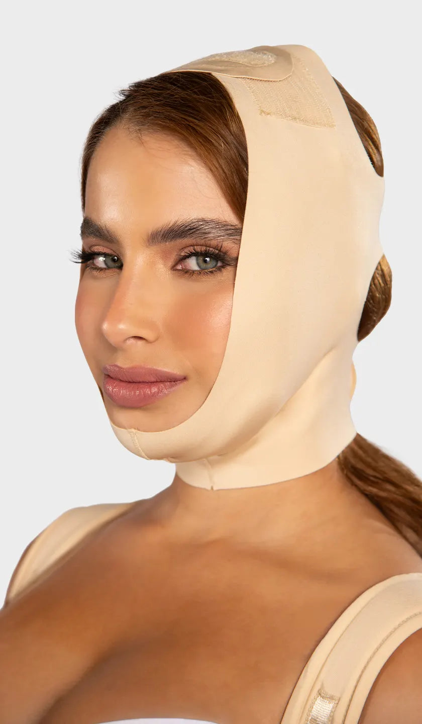 Mentonera facial de 3 bandas ajustables con adhesivo, abertura expandible para orejas y almohadilla opcional. Define mentón y rostro al instante. Envío a México.