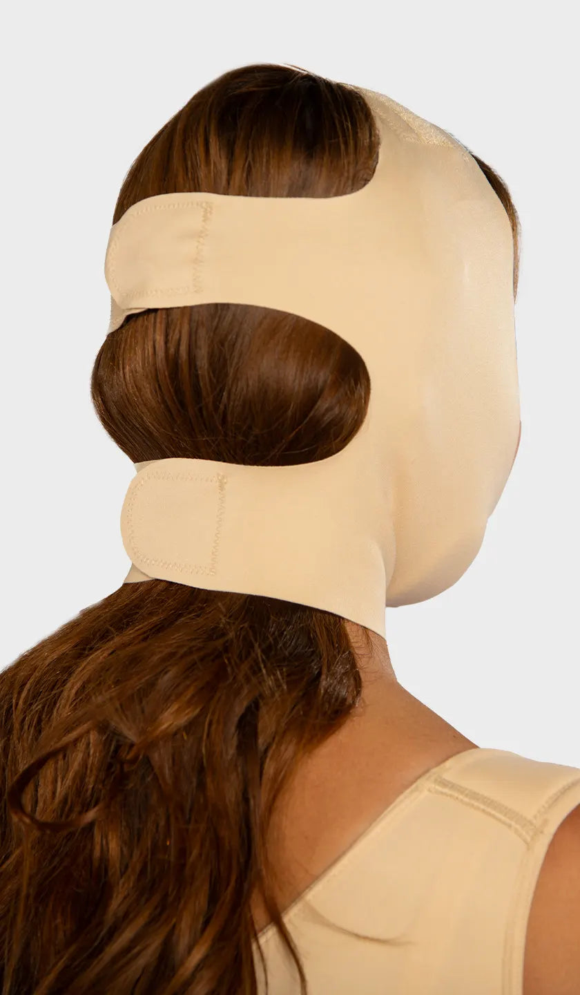 Mentonera facial de 3 bandas ajustables con adhesivo, abertura expandible para orejas y almohadilla opcional. Define mentón y rostro al instante. Envío a México.