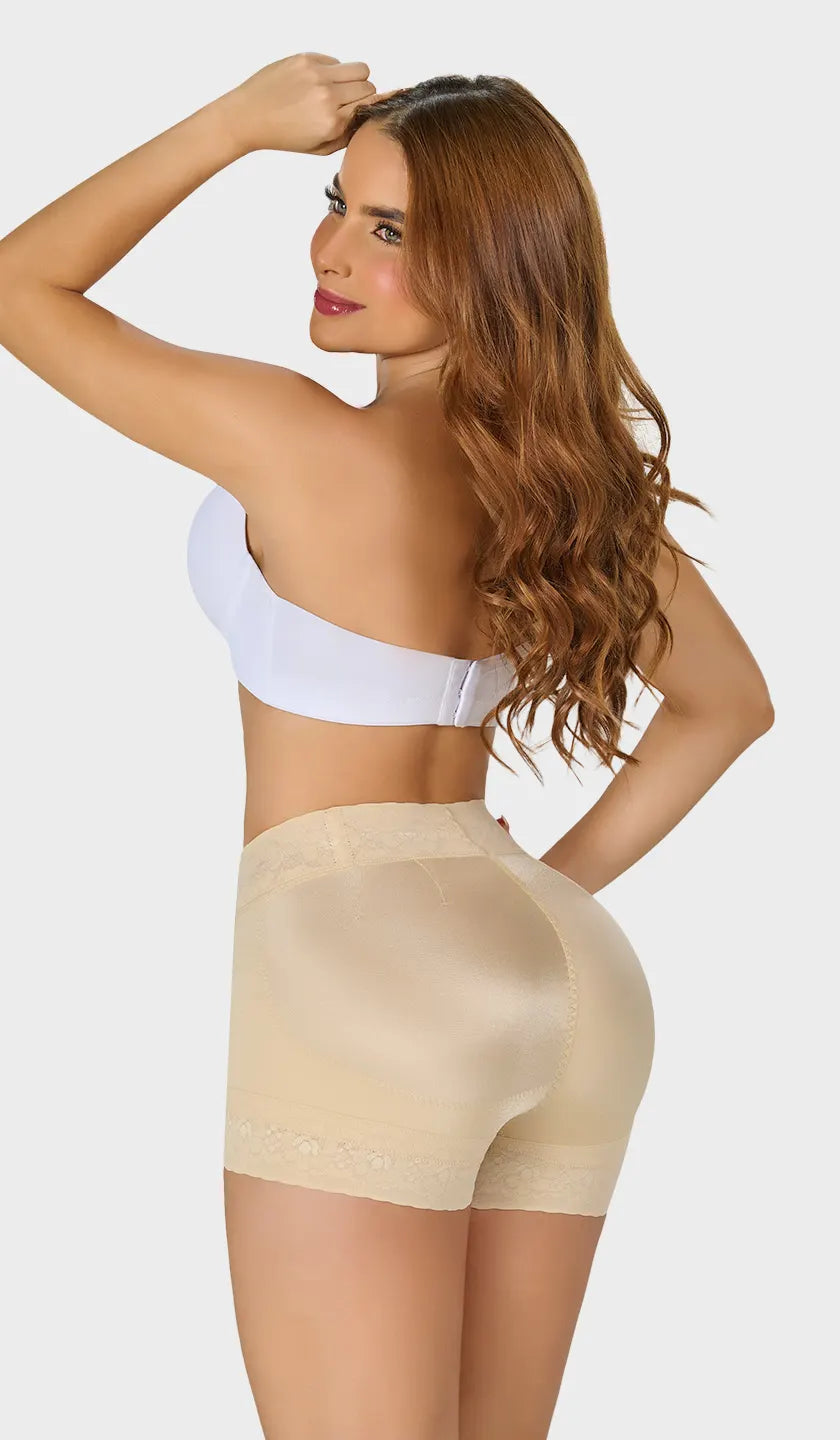 Short beige moldeador colombiano extracorto satinado, talle bajo con silicón en cintura y pierna. Define figura y realza glúteos de forma natural. Ordena hoy, envío a todo México.