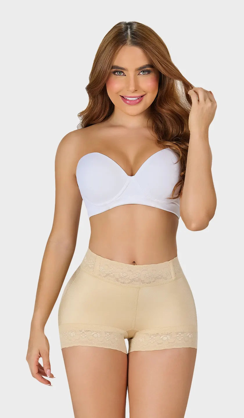 Short beige moldeador colombiano extracorto satinado, talle bajo con silicón en cintura y pierna. Define figura y realza glúteos de forma natural. Ordena hoy, envío a todo México.