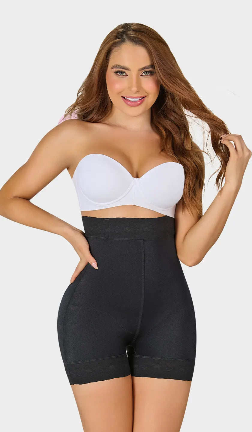 Short moldeador colombiano satinado con refuerzo abdominal y silicón en cintura y pierna. Talle extra alto y realce discreto de glúteos. Ordena hoy, envío a todo México. 