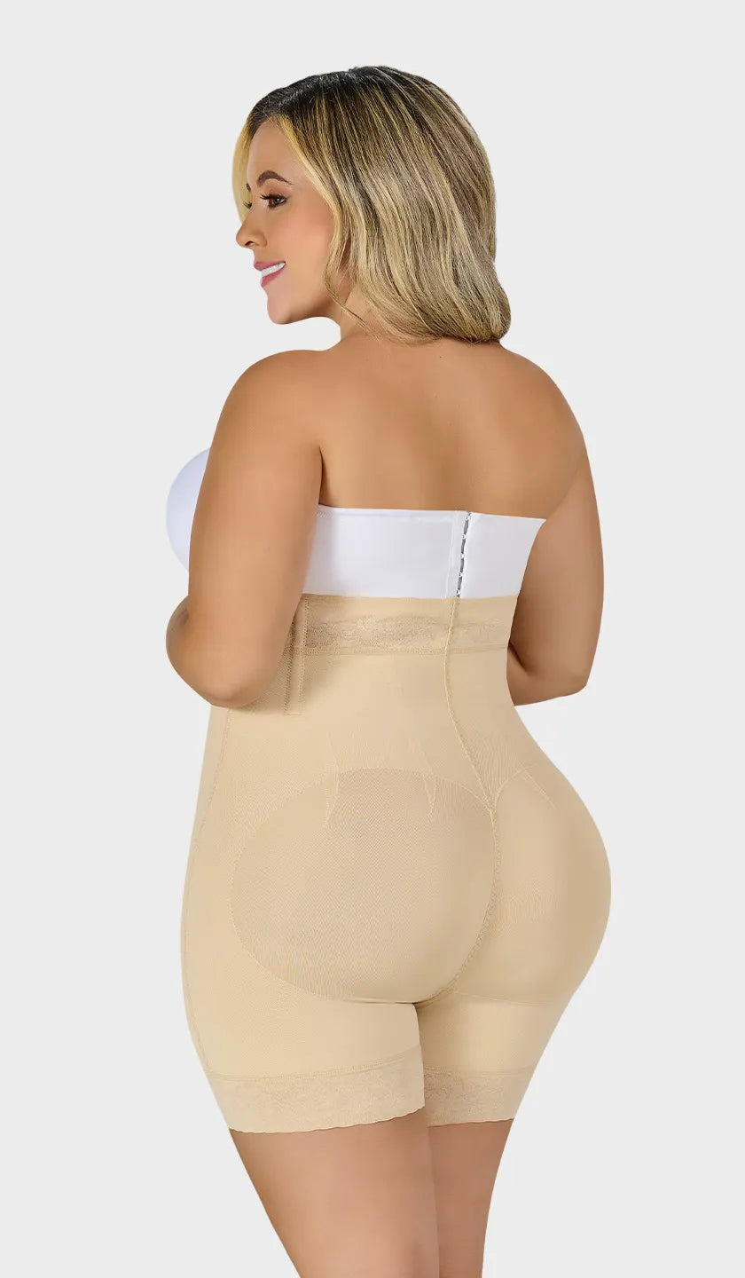 Short colombiano beige talle extra alto con encaje siliconado en cintura y pierna. Cierre inferior y realce natural de glúteos. Compra en línea, envío a México.