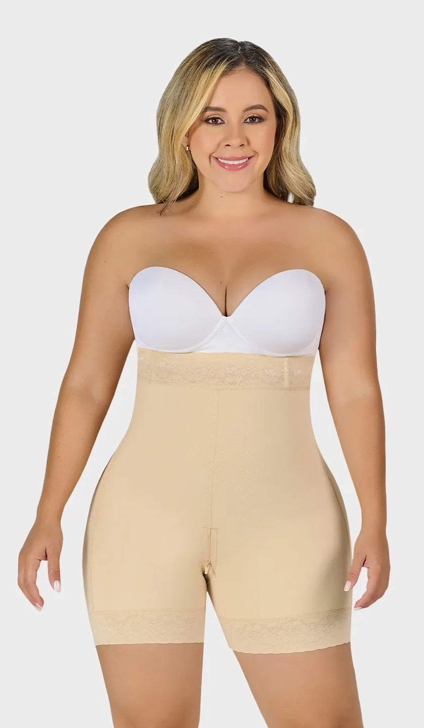 Short colombiano beige talle extra alto con encaje siliconado en cintura y pierna. Cierre inferior y realce natural de glúteos. Compra en línea, envío a México.